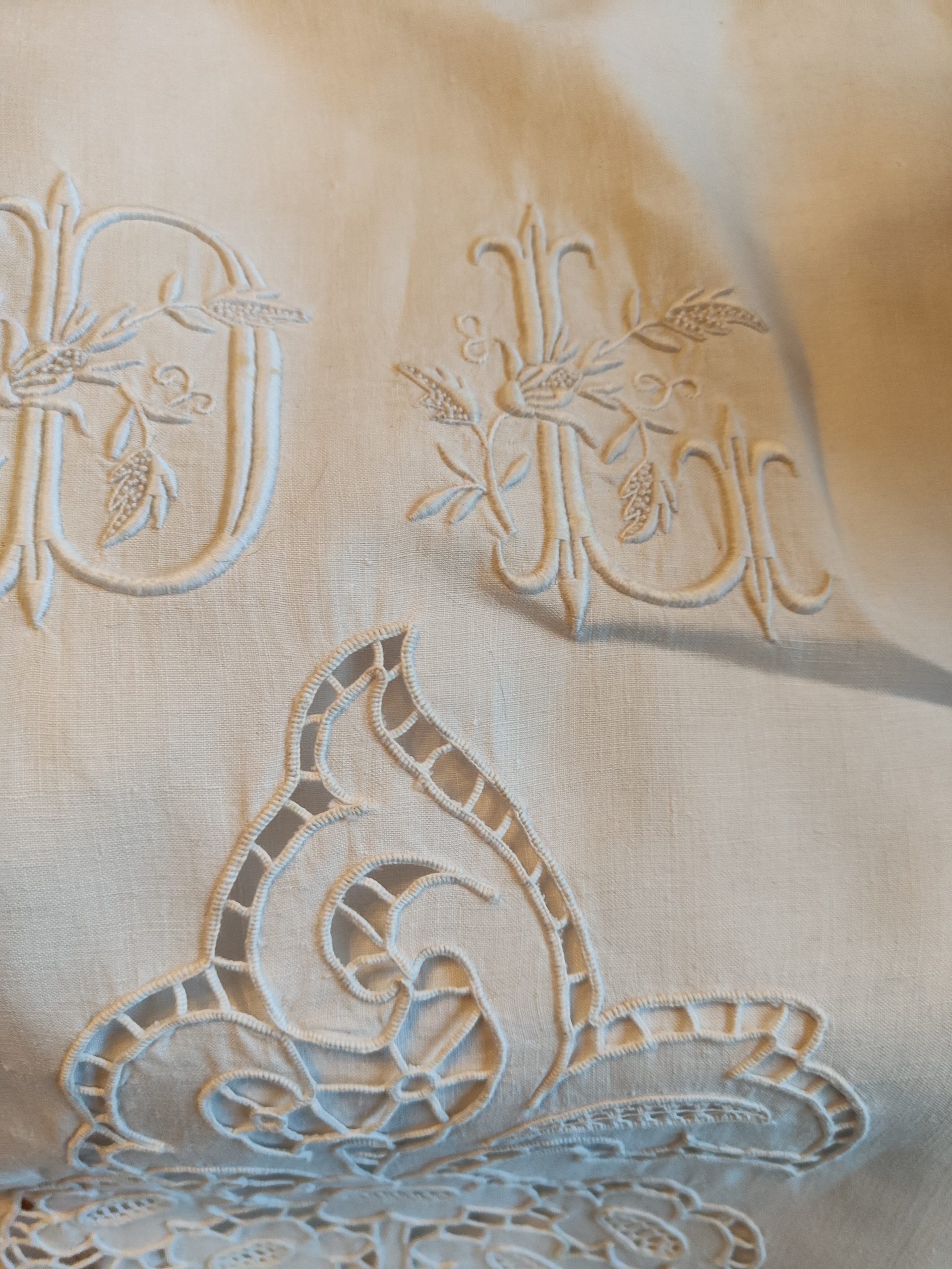 Haut De Drap Ancien En Lin - Broderie Richelieu Chimères - Fin XIXe Siècle - Blanc