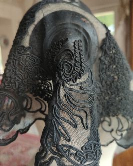 Col Noir en Tulle Brodé