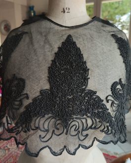 Col Noir en Tulle Brodé